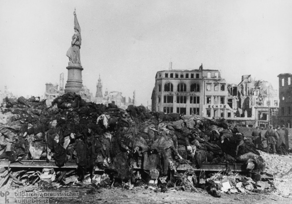 Dresden nach den alliierten Luftangriffen (13.-14. Februar 1945)